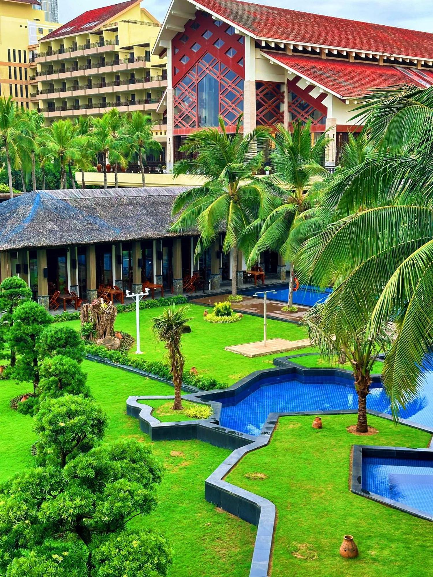 Crowne Plaza & 5*