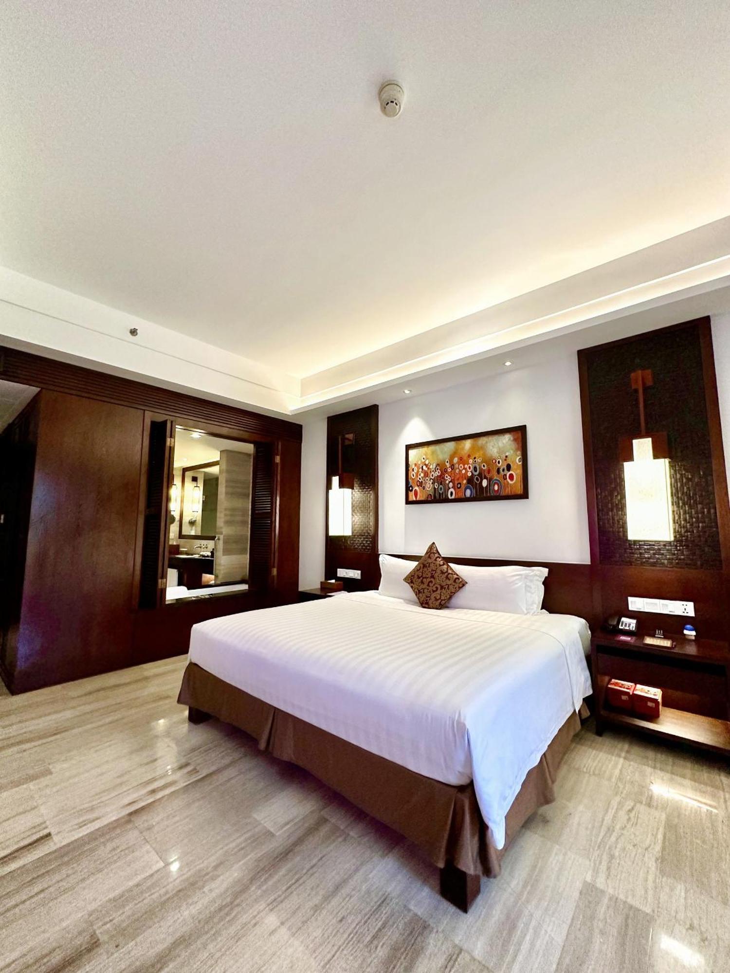 Crowne Plaza 5*